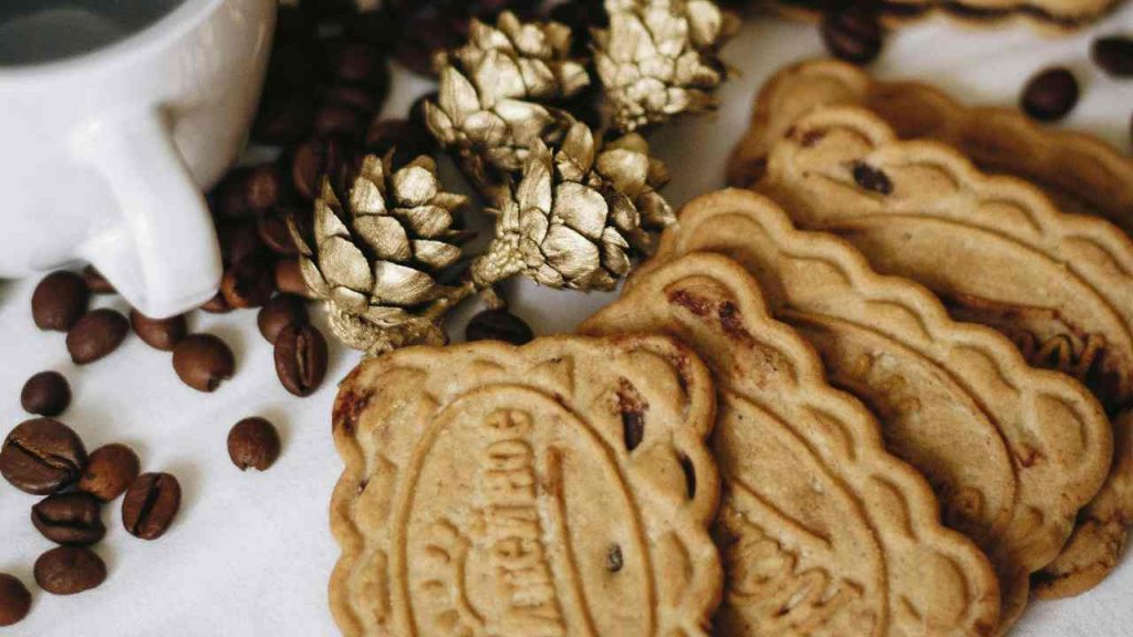 Biscotti avanzati, se li butti fai un errore imperdonabile: in un paio di mosse diventano un dessert con i fiocchi