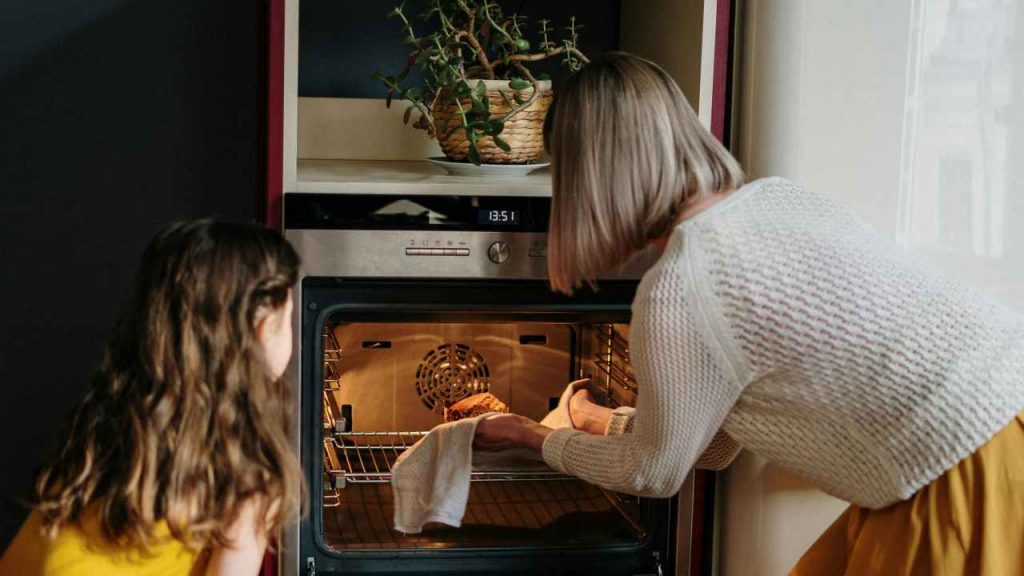 Forno splendente dopo le feste, comincia l’anno nuovo con il massimo della pulizia: ti bastano 10 minuti