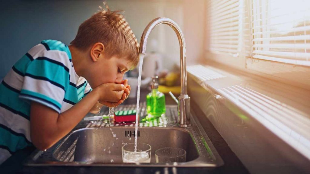 Acqua, se vuoi bere e risparmiare hai una sola scelta: la convenienza è evidente dal primo mese