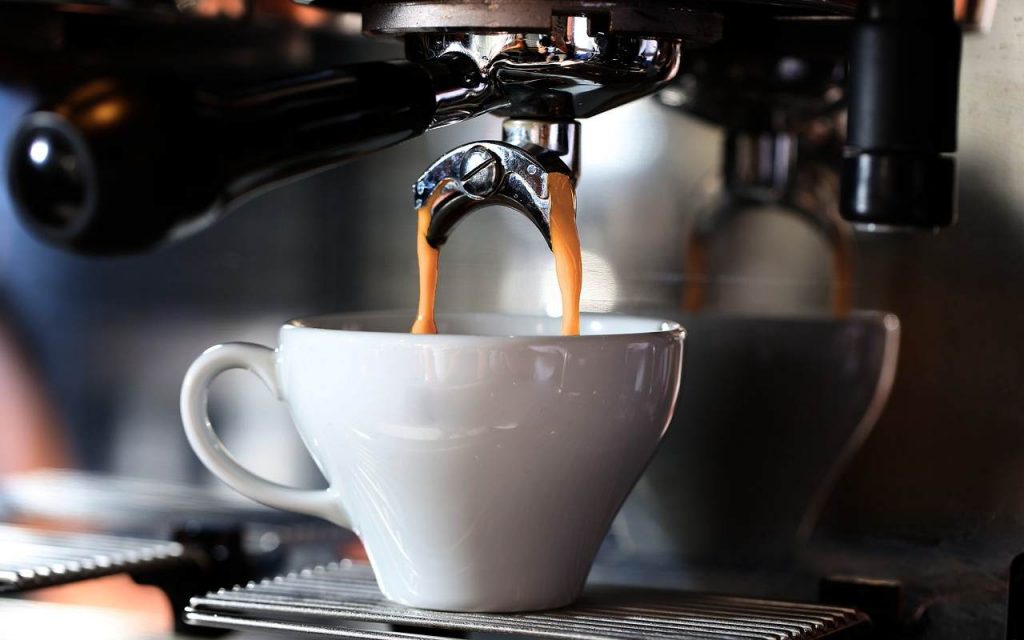 Caffè, oltre questa dose diventa veleno: se non ti controlli rischi l’infarto | Ecco il numero perfetto di tazzine