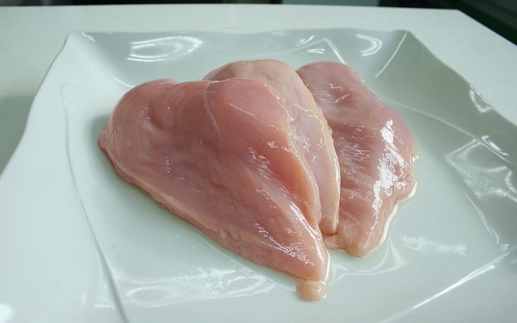 Ricette col pollo, c’è un errore clamoroso che fanno tutti: così diventa un ricettacolo di germi e batteri