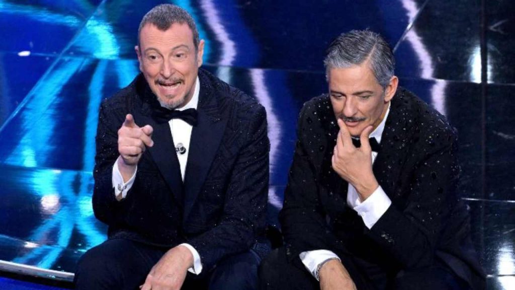 Amadeus, dopo lo scatto con Fiorello arriva il suo commento spietato: “Il 9 non riesco a vederlo” | Neanche lui lo segue ormai