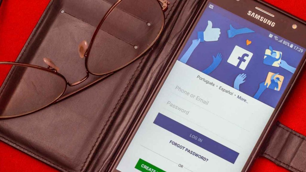 FACEBOOK, scopri con un click chi è entrato nel tuo profilo: Instagram ancora non è arrivato a tanto, ma questo social sì