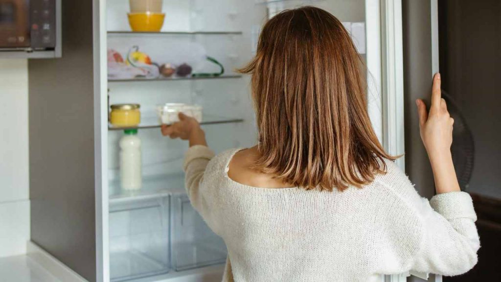 Frigorifero, metti questo cibo al suo interno e la bolletta lievita: arriva a triplicarsi addirittura in una settimana