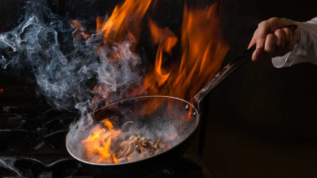 Addio cibi bruciati, con il ‘trucco del vetro’ non posso più bruciare nulla | Per me che non so cucinare è la svolta