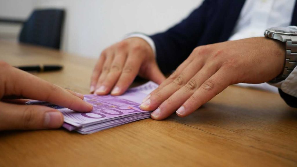 1500 euro a chiunque lavori in questo settore: aspettati di riceverli sul conto subito | Se il tuo capo non te li dà puoi ribellarti