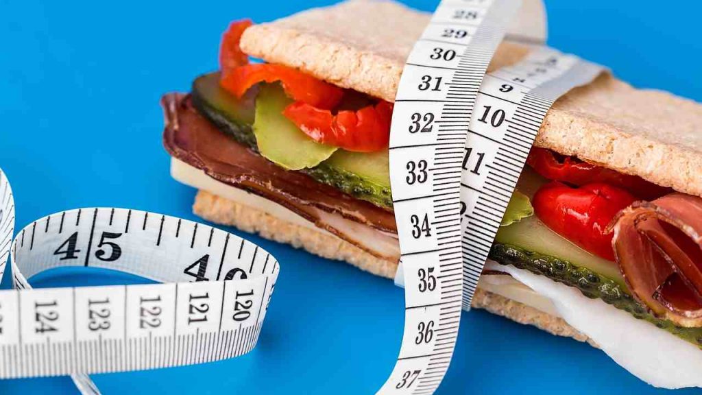 Dieta, perdi 10 kg in 30 giorni senza troppe privazioni né rinunce: solo i nutrizionisti esperti la conoscono