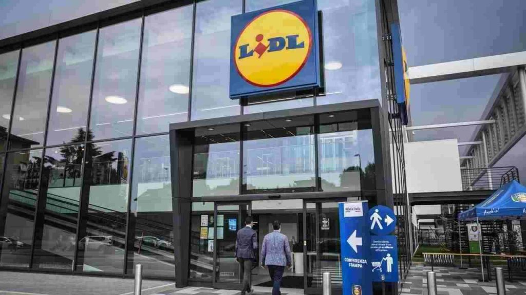 LIDL, centinaia di casalighe si accapigliano davanti agli store: il prodotto più desiderato a 4,99 | Lo compri e la casa si pulisce da sola