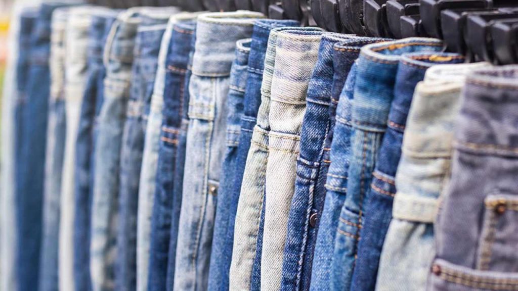 Jeans, voi li pagate 100 euro: io vado alla LIDL e li pago solo 12,99 | Eppure sono identici