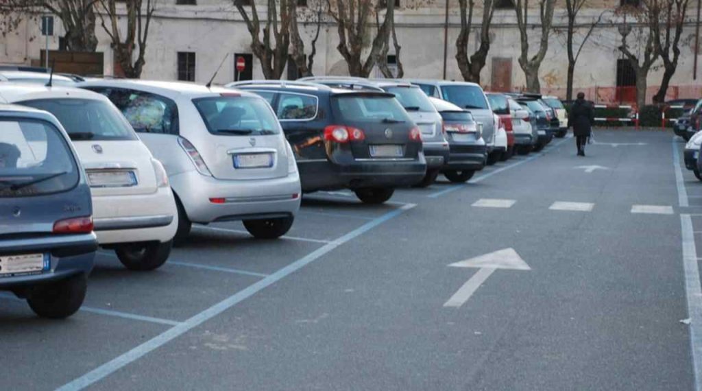 Stangata automobilisti a Bologna e Genova: vietata la circolazione delle auto e niente più sconti per i parcheggi