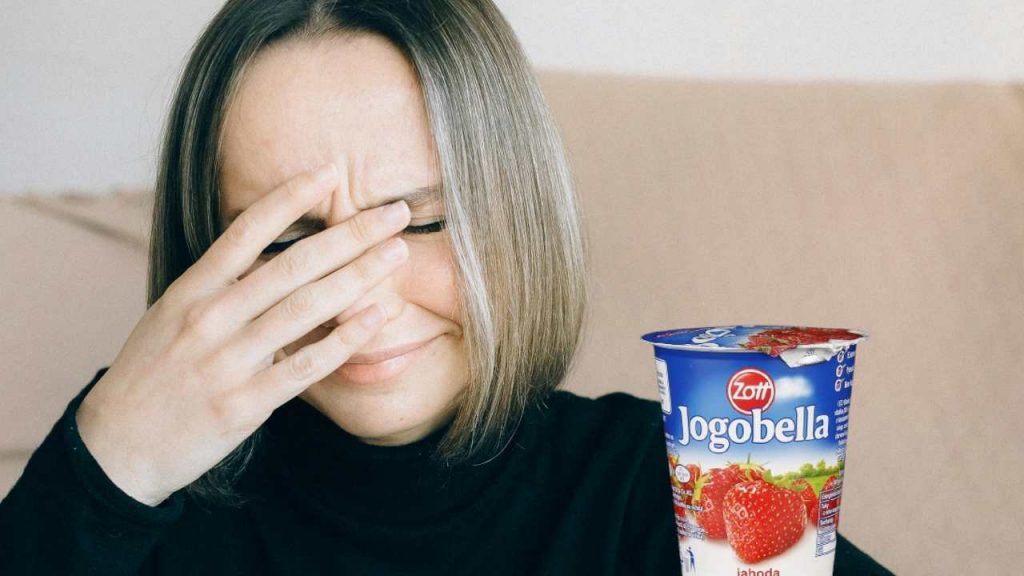 Yogurt, prima di mangiare anche quello rimasto attaccato al coperchio pensaci bene: ingerisci anche questa sostanza senza saperlo