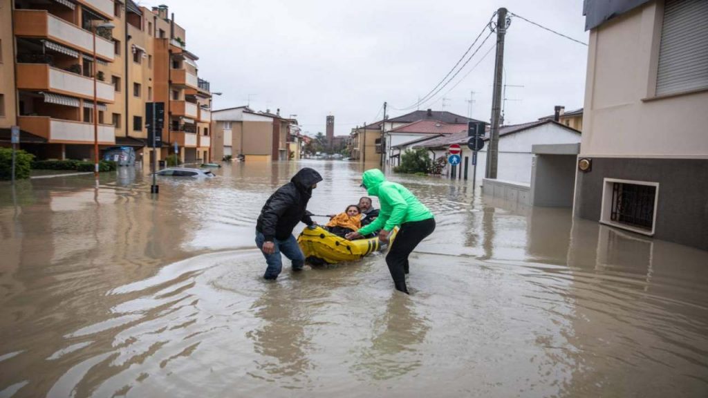 Allerta rossa in Emilia-Romagna: evacuati i piani bassi a Bologna e provincia | Rinviata la Partita del Cuore