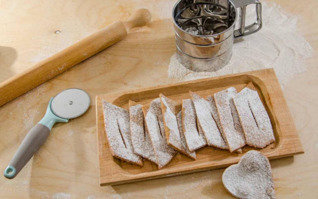 Chiacchiere, ho rubato la versione light alla pasticceria sotto casa: in 15 minuti preparo questo capolavoro leggerissimo e squisito