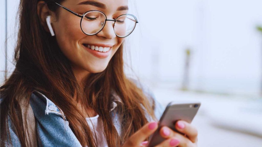 Ma quale patente, è dello smartphone che non puoi più fare a meno: ti chiedono solo quello al posto di blocco